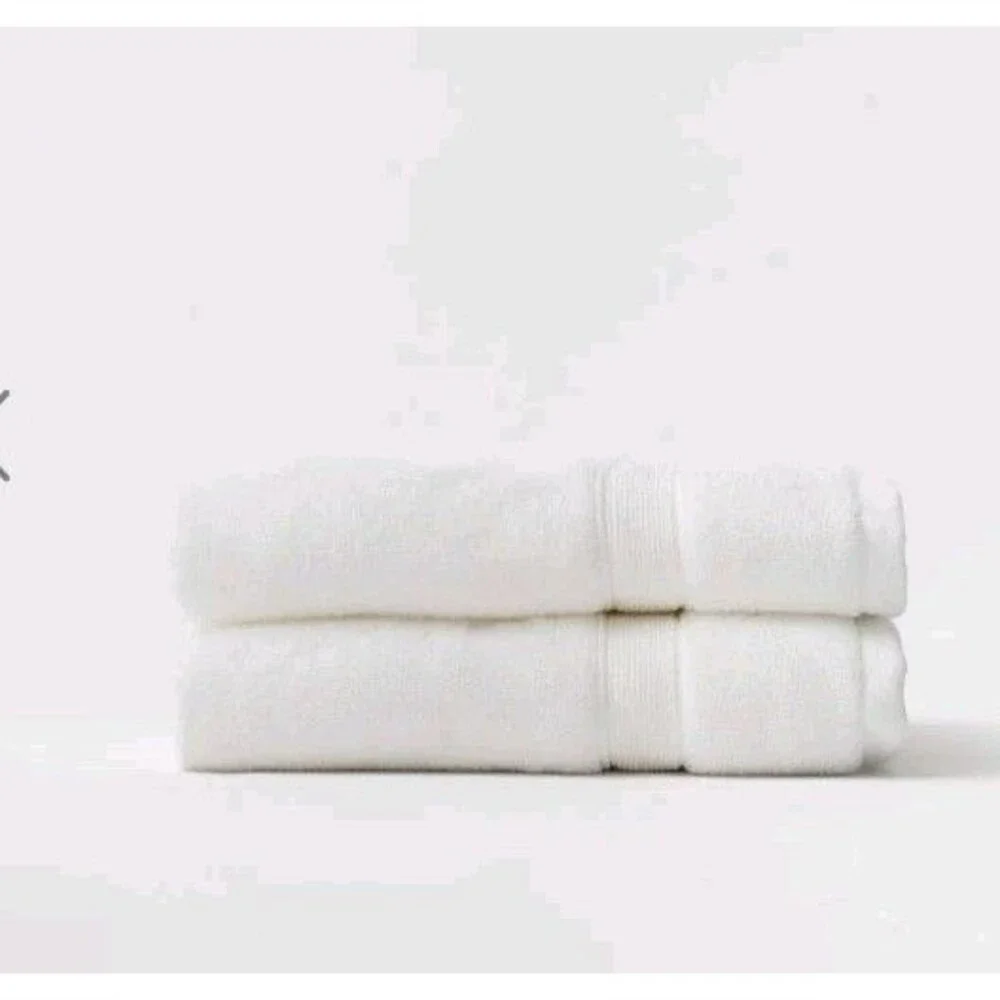 NWT Cozy Earth Luxe Hand Towels White (SET OF 2) 20